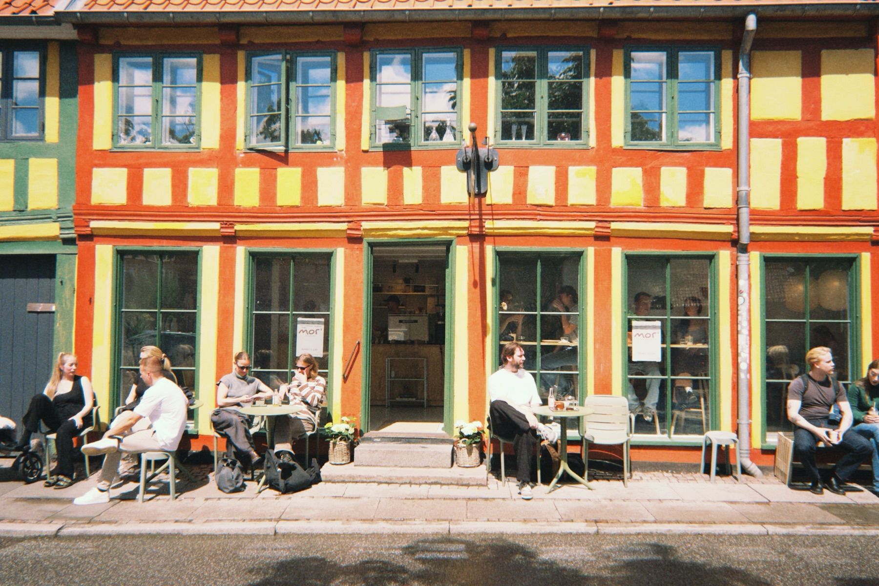 morˢ kaffebar i det farverige bindingsværkshus på Klostergade, Aarhus